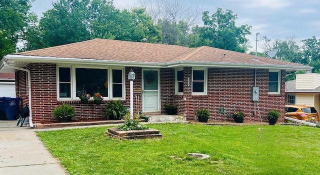 view of front of home featuring a front yard