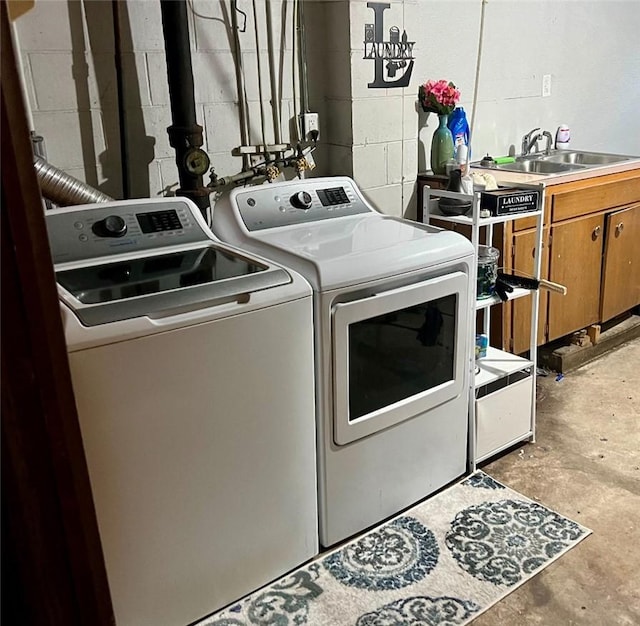 washroom with cabinets, sink, and independent washer and dryer