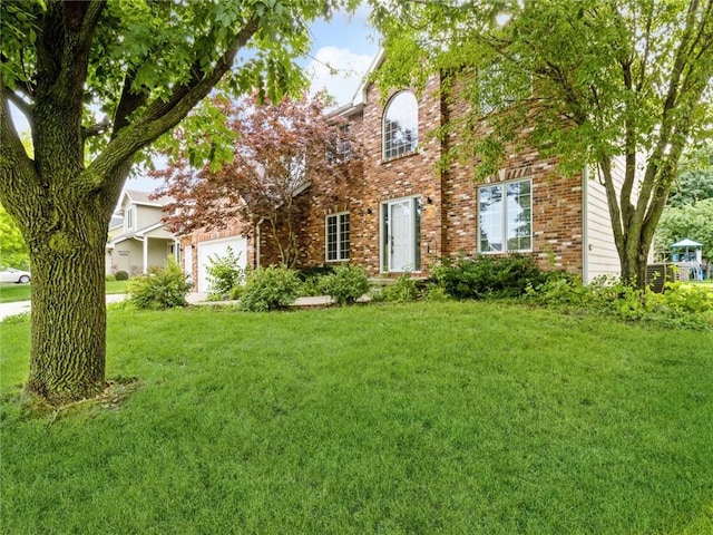 view of front facade with a front lawn