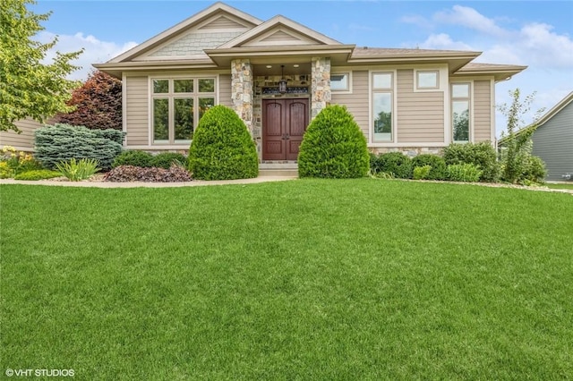 view of front of house featuring a front lawn