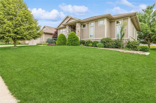 view of front of home featuring a front lawn