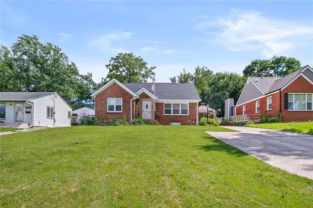 view of front of home with a front lawn