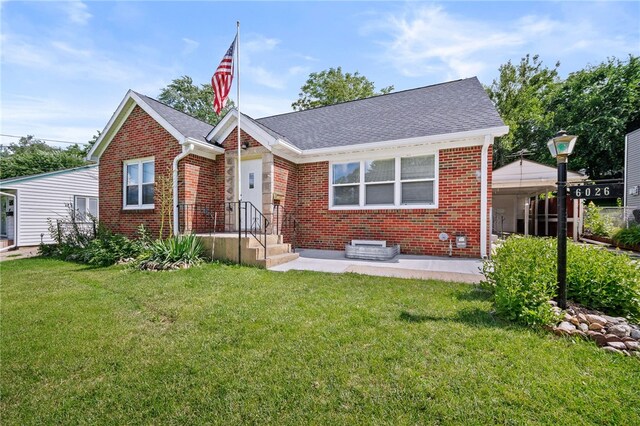 view of front of house featuring a front lawn