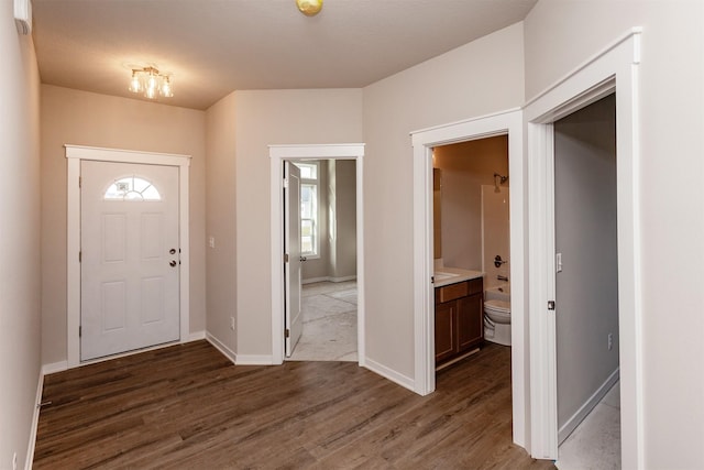 7807 SE 2nd St SE, Des Moines, IA 50320 - foyer entrance featuring wood finished floors and baseboards