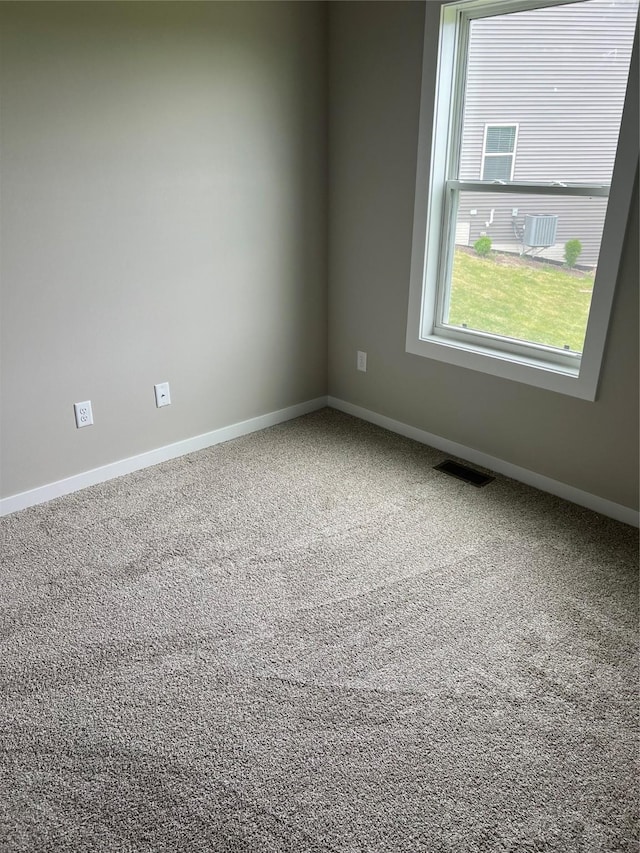 7807 SE 2nd St SE, Des Moines, IA 50320 - carpeted empty room with baseboards