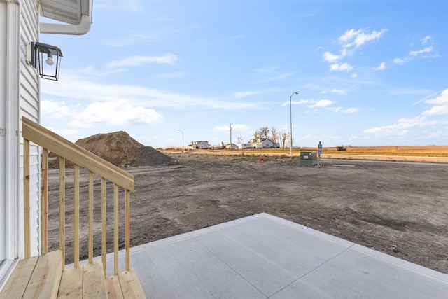 view of yard featuring a patio