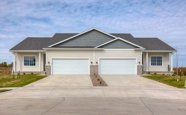 view of front of house featuring a front lawn and a garage