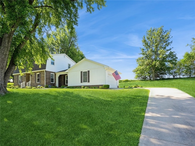 view of front of property featuring a front yard