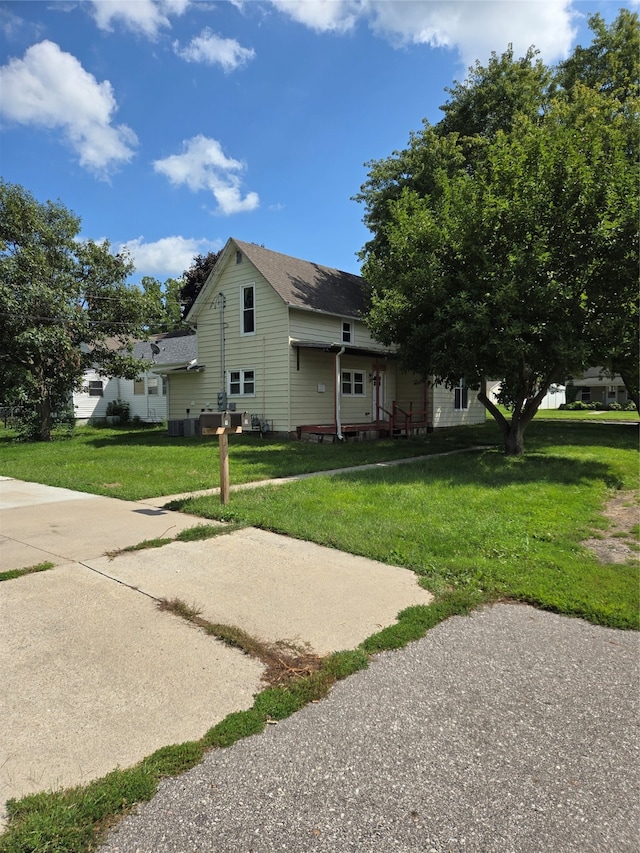 view of front of home featuring a front yard