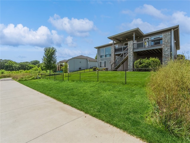 view of front of home featuring a front lawn