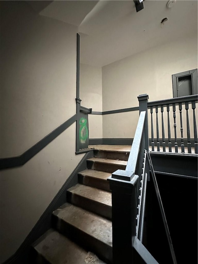 1427 5th Ave, Des Moines, IA 50314 - view of staircase
