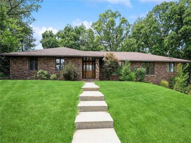 view of front of home featuring a front lawn