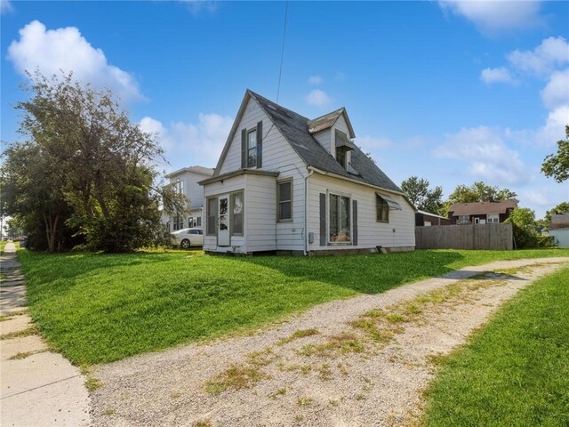 view of side of property featuring a lawn