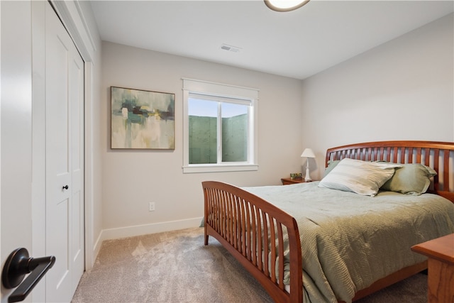 bedroom featuring carpet flooring and a closet