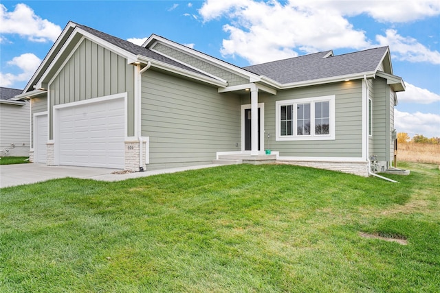 view of front facade featuring a garage and a front lawn