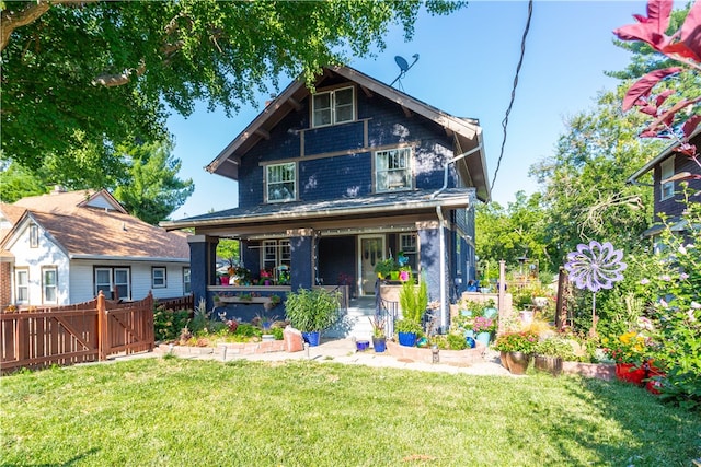 view of front of home featuring a front lawn