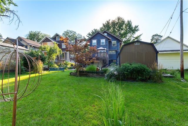 view of yard featuring a shed