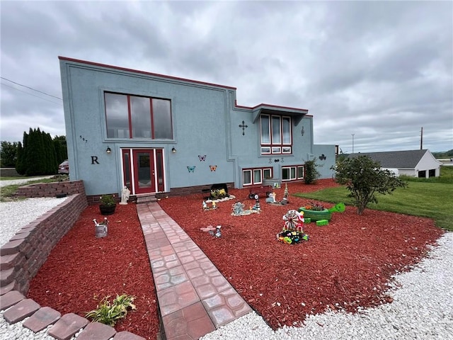 view of front facade with a front yard