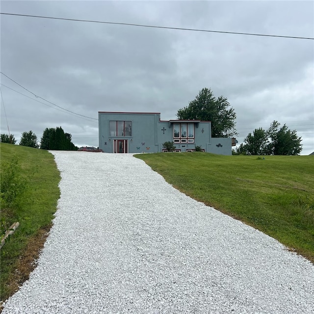 manufactured / mobile home featuring a front yard