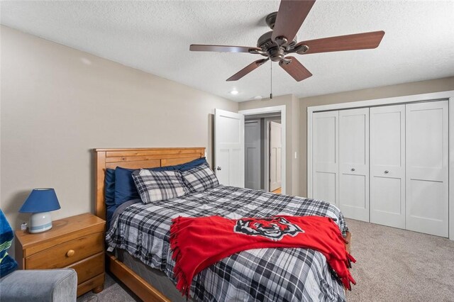 bedroom featuring a textured ceiling, ceiling fan, carpet flooring, and a closet