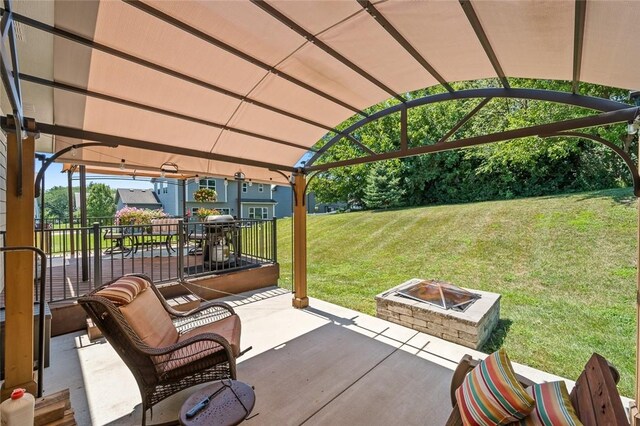 view of patio featuring a fire pit