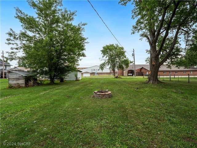 view of yard featuring a fire pit