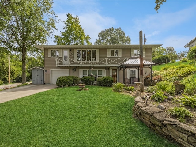 view of front of home featuring a front lawn and a garage