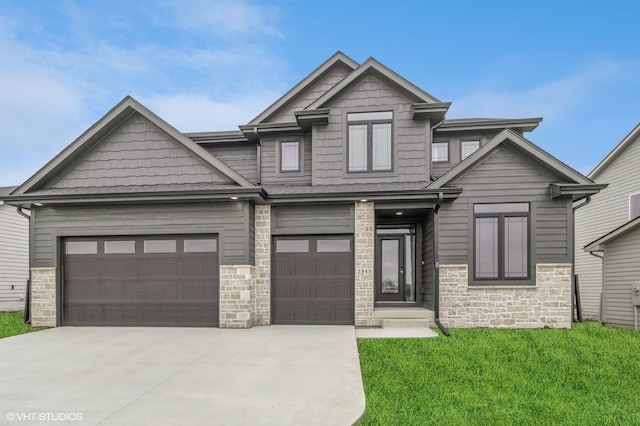 craftsman-style house featuring a front yard