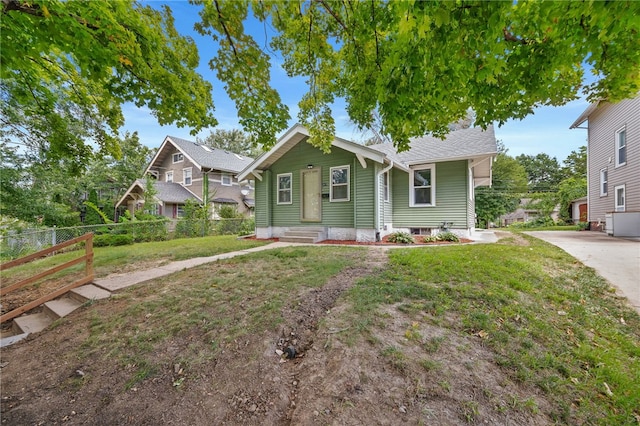 view of front of home featuring a front yard