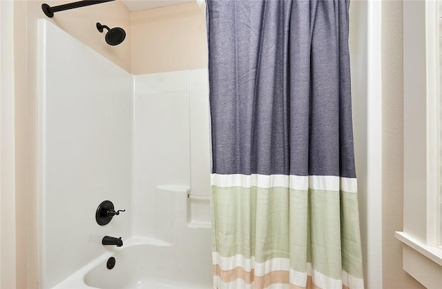 bathroom featuring shower / tub combo