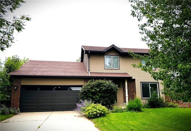 view of front facade with a garage and a front yard