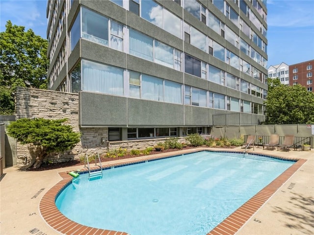 view of swimming pool