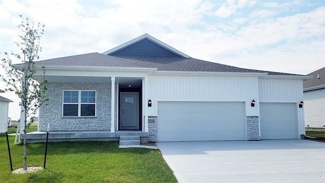 view of front facade featuring a front lawn and a garage