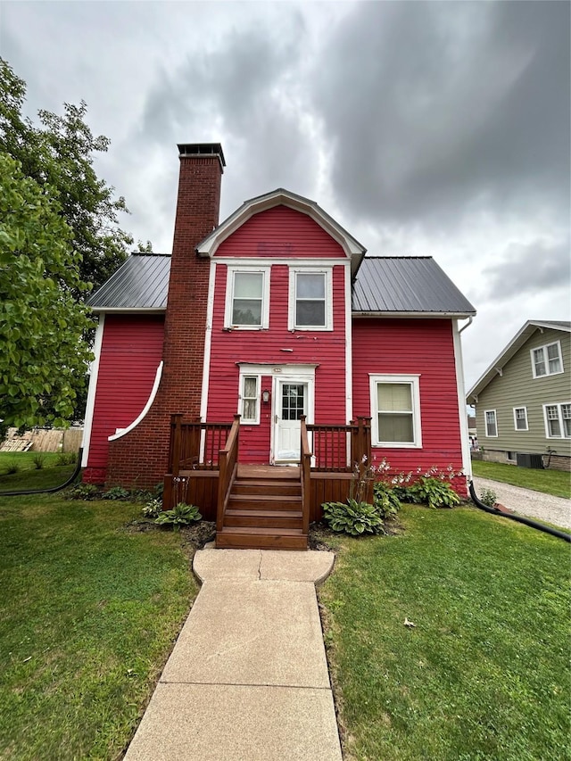 view of front of property featuring a front lawn