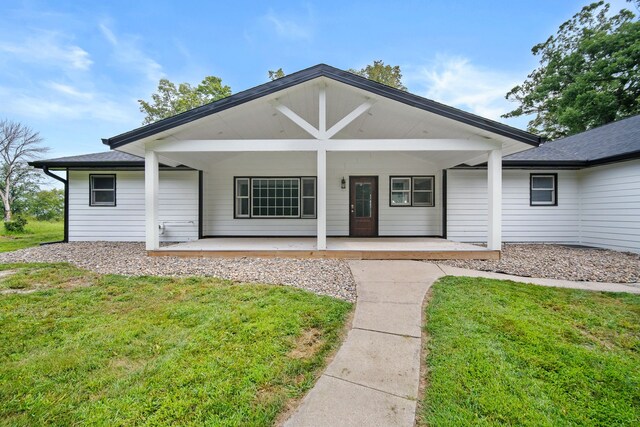 view of front of home featuring a front yard and covered porch