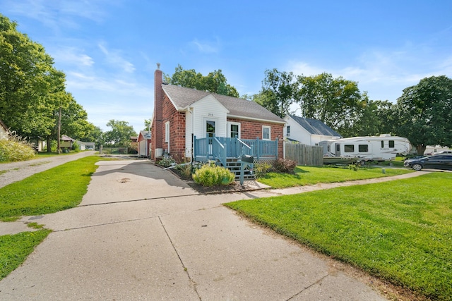 bungalow-style house featuring a front lawn