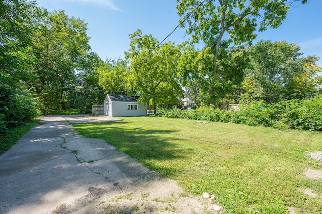 view of yard featuring an outdoor structure