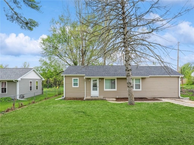 view of front of house featuring a front lawn