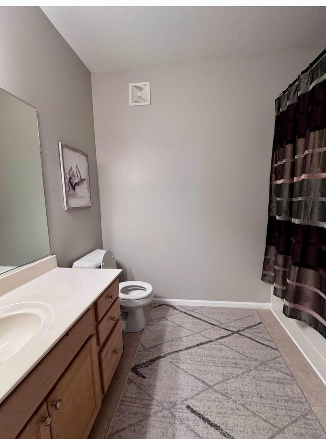 bathroom featuring a shower with shower curtain, baseboards, vanity, and toilet