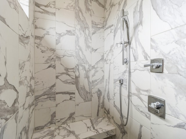 bathroom featuring a tile shower