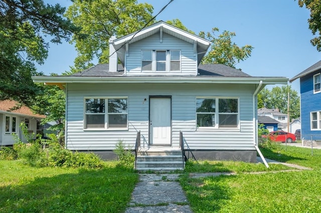 1125 Clinton Ave, Des Moines, IA 50313 - bungalow featuring a front yard
