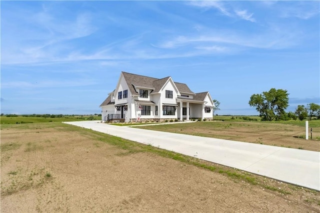 view of front facade featuring a front lawn