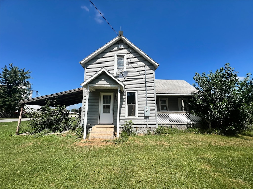 view of front of house featuring a front lawn