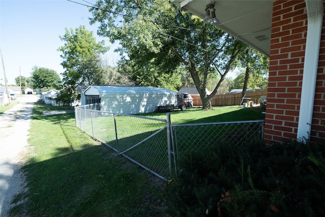 view of yard featuring an outdoor structure