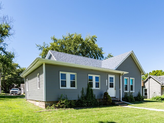 view of front facade with a front lawn