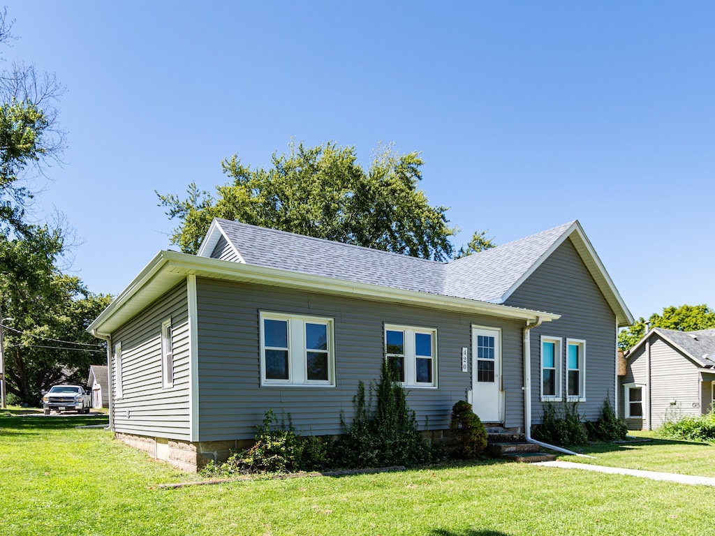 view of front facade with a front lawn