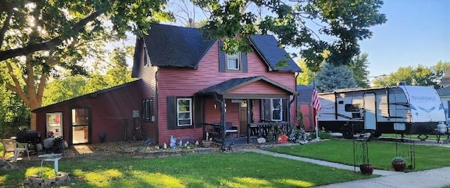 view of front of property featuring a front lawn