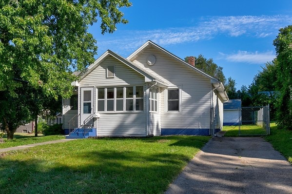 view of front facade with a front lawn