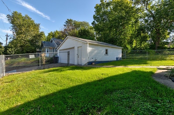 view of yard featuring an outbuilding