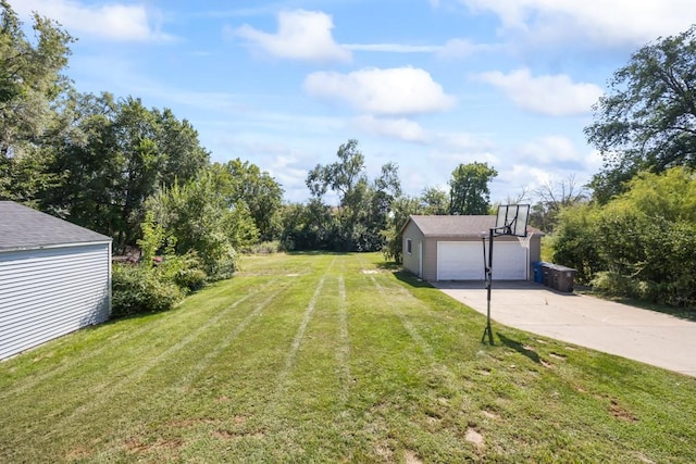 view of yard featuring an outbuilding and a garage